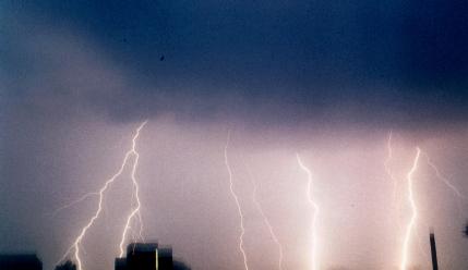 Gewitter mit mehreren Blitzen